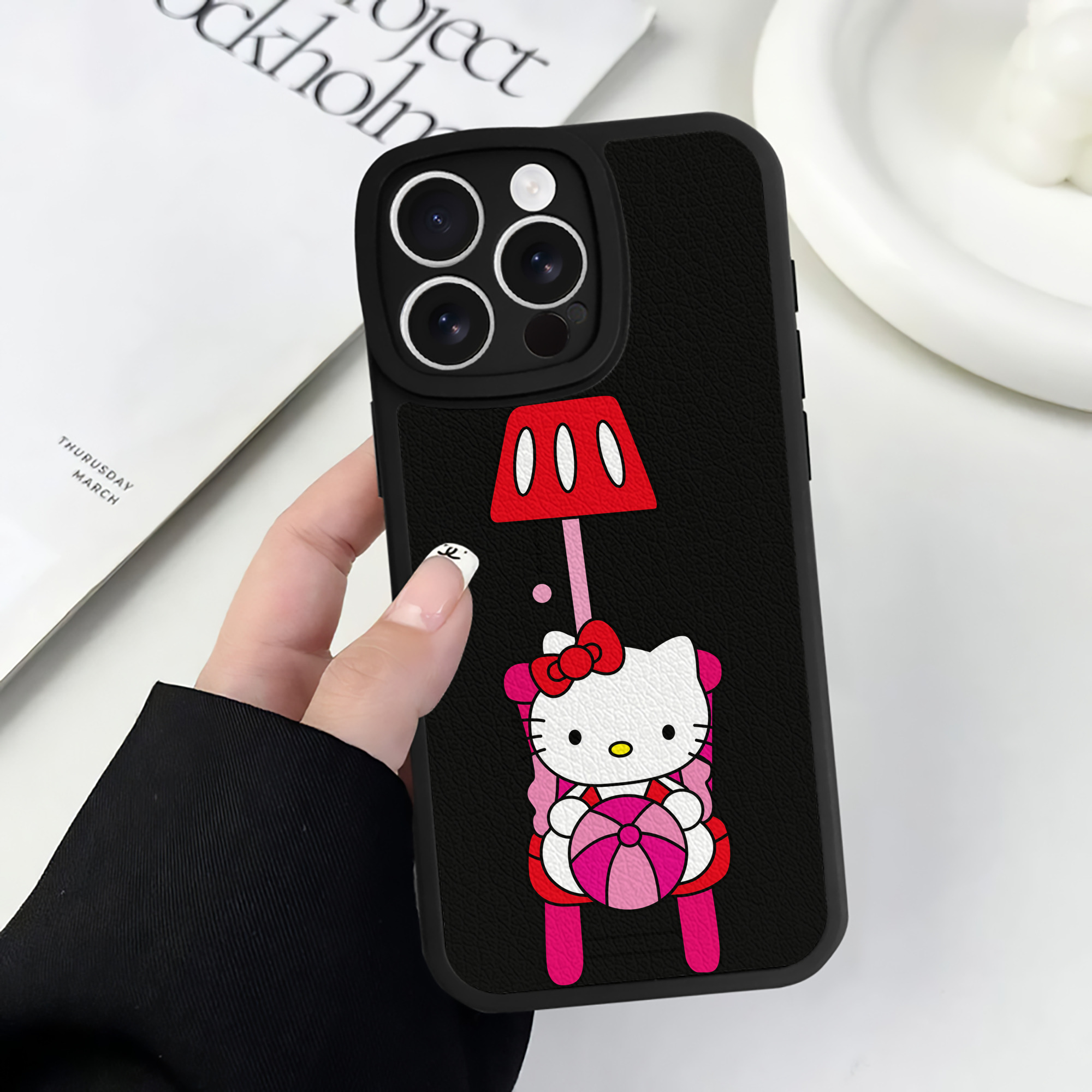 （画像用） Hello Kitty ハローキティ 【iPhone 16シリーズ対応】シリコンスマホケース（レザー調） 材質：シリコン